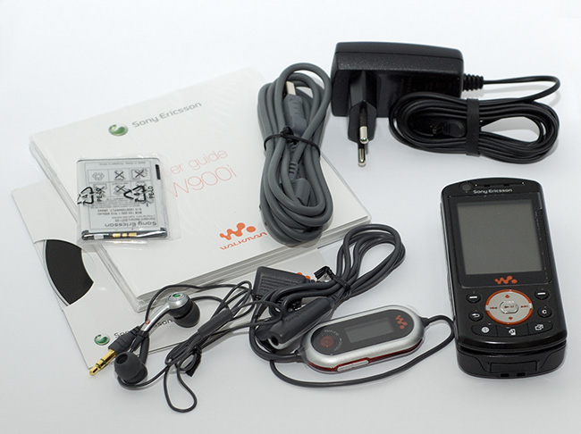 Sony Ericsson W900 in the box